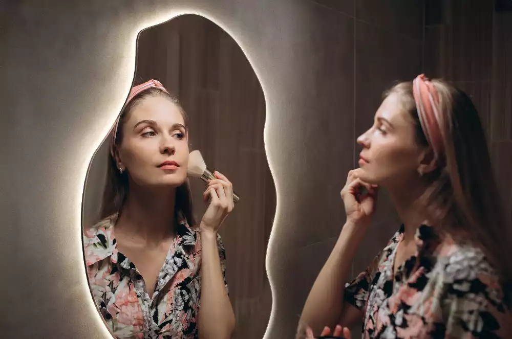 Espelho irregular LED iluminado