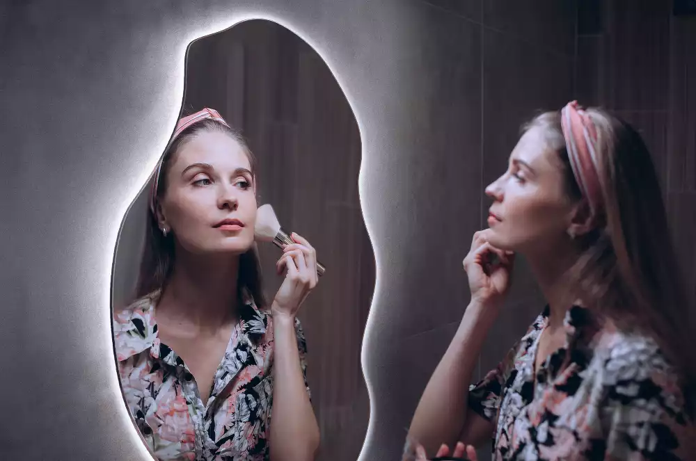 Espelho irregular LED iluminado