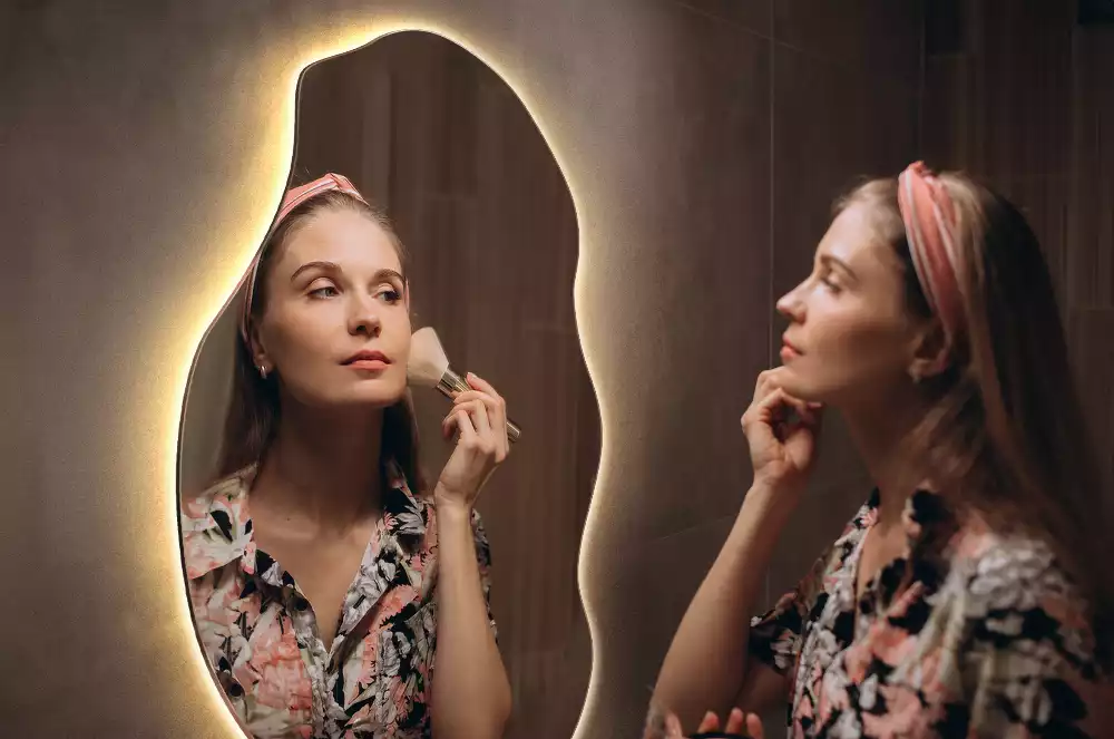 Espelho irregular LED iluminado