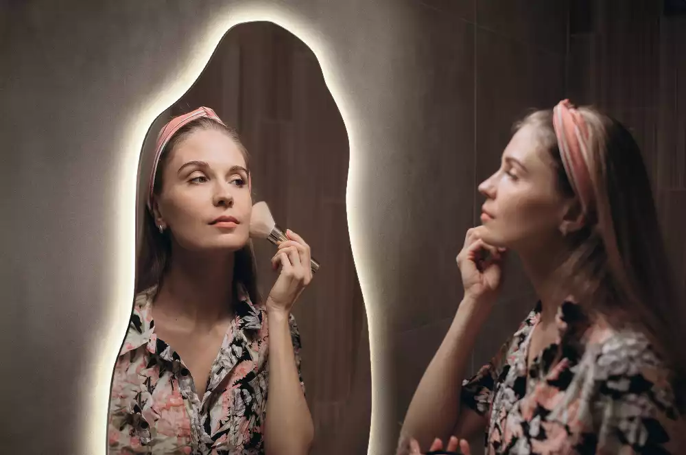 Espelho orgânico com led estiloso