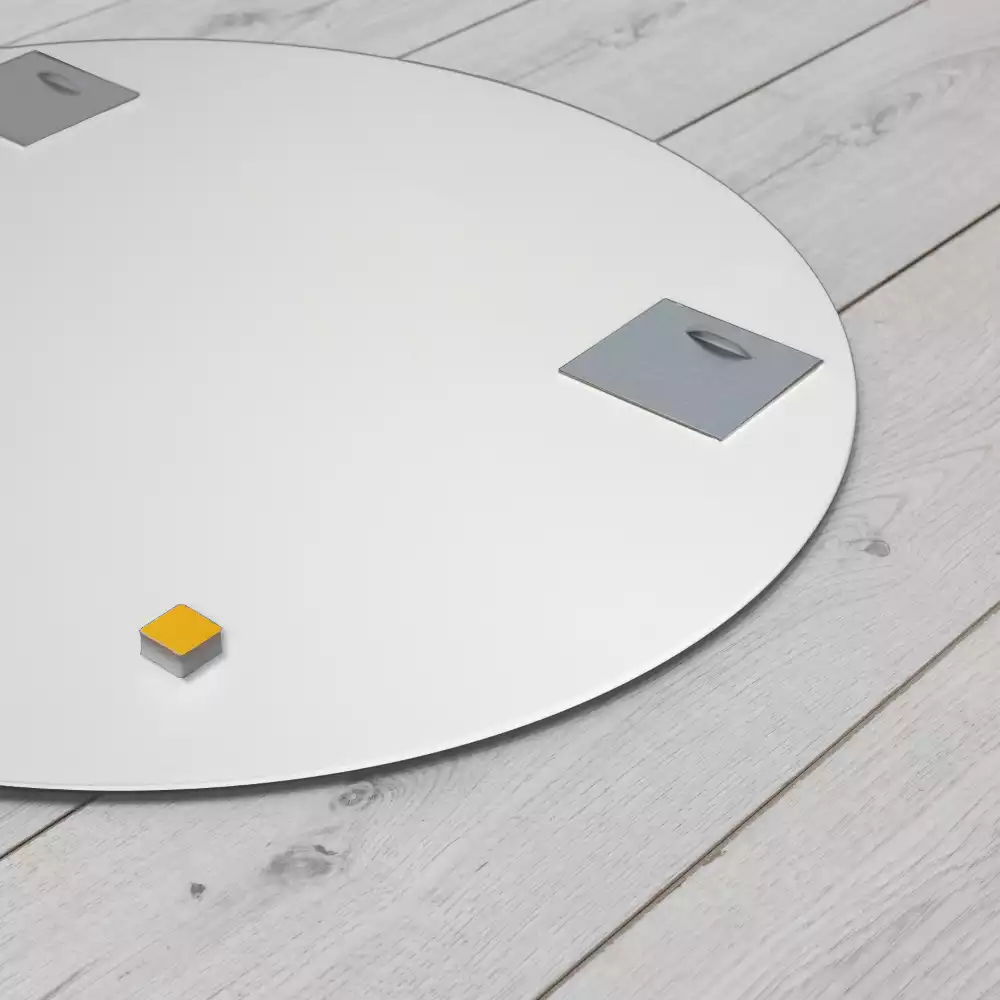 Espelho circular pendurado em moldura branca