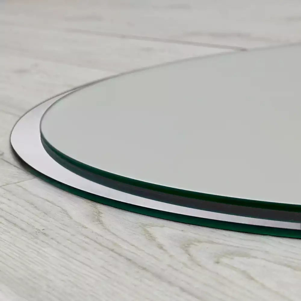 Espelho circular pendurado em moldura branca