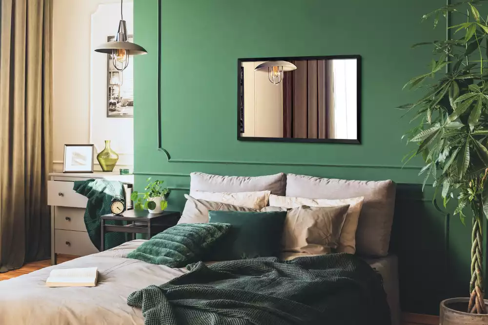 Espelho retangular com moldura preta para parede