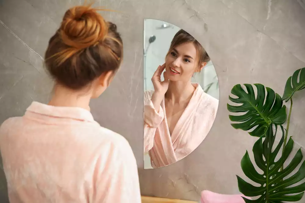 Espelho meia lua pendurado sem moldura