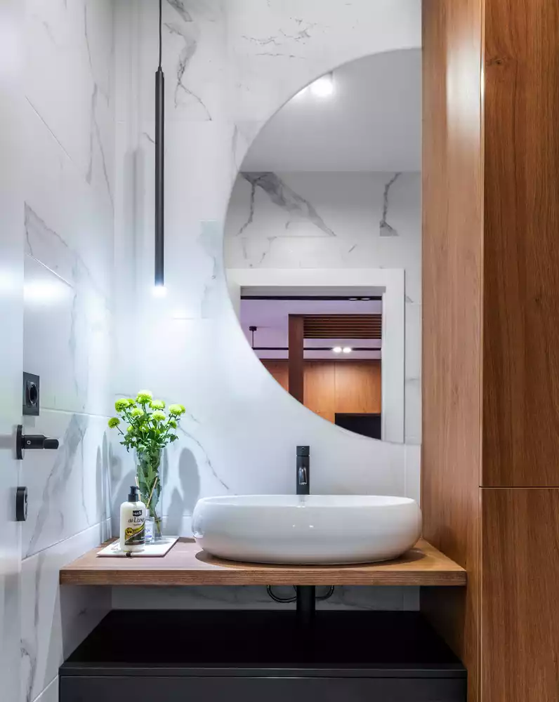 Espelho meia lua pendurado sem moldura