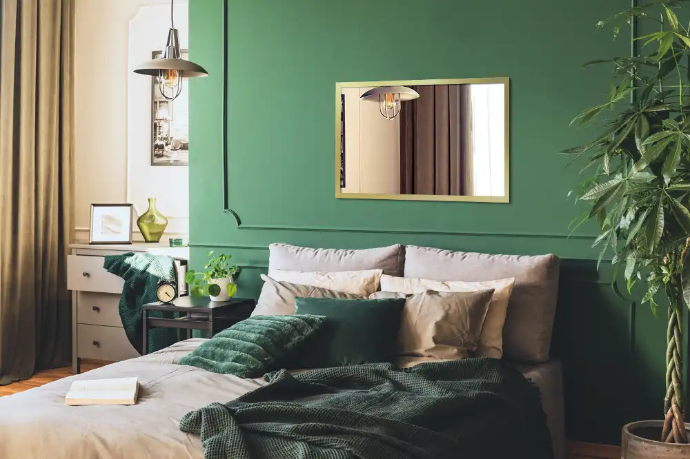 Espelho de parede retangular com moldura dourada decorativo