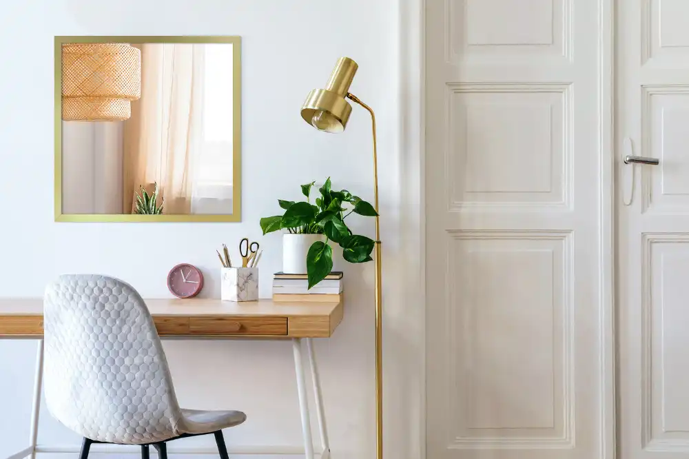 Espelho de parede retangular com moldura dourada decorativo