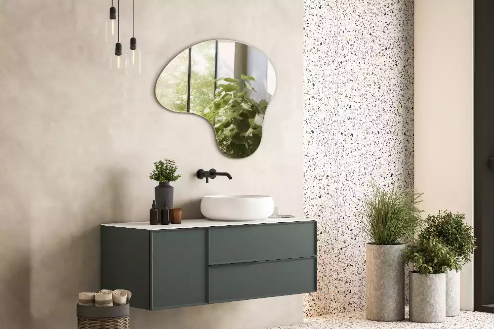 Espelho formato orgânico sem moldura pendurada