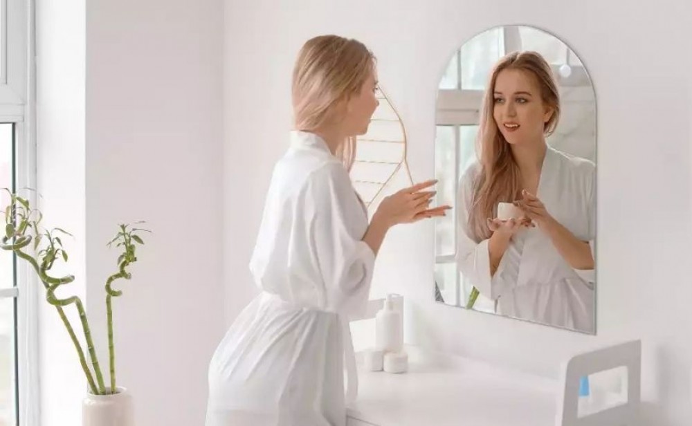 espelho sobre toucador